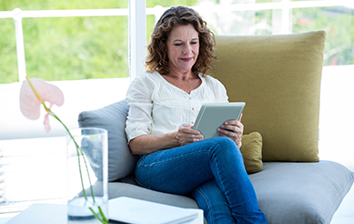 image-mature-woman-using-tablet-in-casual-environment